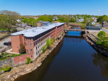 Sayles Caddesi Köprüsü ve Glenark Mills binası Blackstone Nehri hava manzaralı Woonsocket şehir merkezi, Rhode Island RI, ABD.