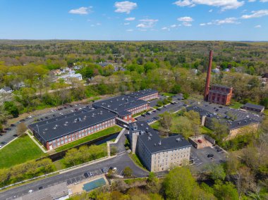 Slatersville Mills, ABD 'nin Rhode Island RI eyaletinin North Smithfield kasabasındaki tarihi Slatersville köyünde hava manzaralı bir bina inşa ediyor.. 