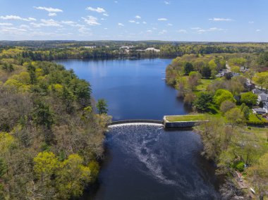 Slatersville Reservoirs 'un tarihi Slatersville köyündeki hava manzarası, Kuzey Smithfield, Rhode Island RI, ABD. Bu gölet Blackstone Nehri 'nin bir dalıdır.. 