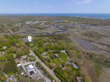 Kuzey Nehri ağzındaki bataklık hava görüntüsünü ABD 'nin Massachusetts MA kentindeki Atlantik Okyanusu' na kaydırın.. 