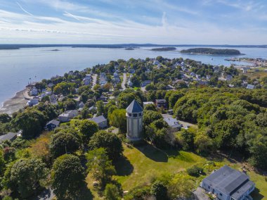 Hull Village 'ın Boston Limanı' ndaki Hingham Körfezi 'ndeki Telegraph Hill' deki Fort Revere Water Tower da dahil olmak üzere hava manzarası Hull, Massachusetts MA, ABD 'nin bir parçasıdır.. 