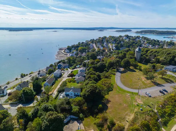 Hull Village 'ın Boston Limanı' ndaki Hingham Körfezi 'ndeki Telegraph Hill' deki Fort Revere Water Tower da dahil olmak üzere hava manzarası Hull, Massachusetts MA, ABD 'nin bir parçasıdır.. 