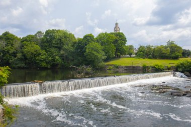 Pawtucket Şelalesi, ABD 'nin Rhode Island RI şehrinde Roosevelt Bulvarı' ndaki Old Slater Mill Ulusal Tarihi Anıtı..