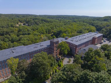 Blackstone Nehri 'ndeki Highland Falls Mill binası yaz mevsiminde ABD' nin Rhode Island RI kasabası Lincoln kasabası yakınlarındaki Albion kasabası hava manzaralı.. 