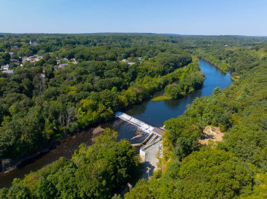 Highland Falls, Blackstone Nehri hava manzaralı yazın Lincoln ve Cumberland kasabaları arasındaki Albion köyü yakınlarında, Rhode Island RI, ABD. 