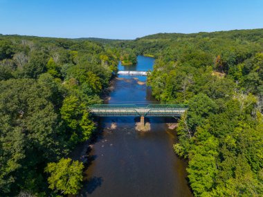 Highland Falls, Blackstone Nehri hava manzaralı yazın Lincoln ve Cumberland kasabaları arasındaki Albion köyü yakınlarında, Rhode Island RI, ABD. 