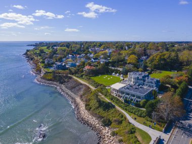 Newport, Rhode Island RI, ABD 'de sonbaharda Easton Sahili yakınlarındaki Cliff Walk' ta tarihi konaklar manzarası. 