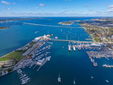 Keçi Adası 'nın havadan görüntüsü Keçi Adası Marina ve Newport Limanı Resort' u da kapsıyor. Narragansett Körfezi 'nde Claiborne Pell Newport Köprüsü, Newport, Rhode Island RI, ABD. 