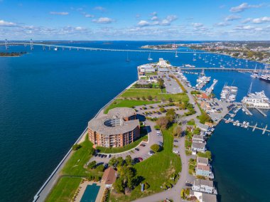 Keçi Adası 'nın havadan görüntüsü Keçi Adası Marina ve Newport Limanı Resort' u da kapsıyor. Narragansett Körfezi 'nde Claiborne Pell Newport Köprüsü, Newport, Rhode Island RI, ABD. 