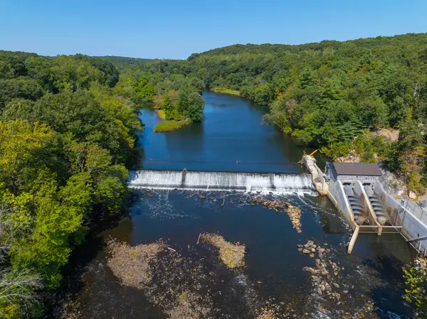 Highland Falls, Blackstone Nehri hava manzaralı yazın Lincoln ve Cumberland kasabaları arasındaki Albion köyü yakınlarında, Rhode Island RI, ABD. 