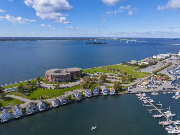 Keçi Adası 'nın havadan görüntüsü Keçi Adası Marina ve Newport Limanı Resort' u da kapsıyor. Narragansett Körfezi 'nde Claiborne Pell Newport Köprüsü, Newport, Rhode Island RI, ABD. 