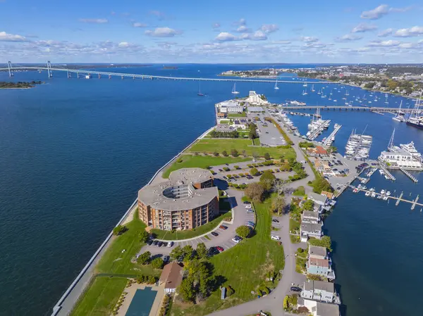 Keçi Adası 'nın havadan görüntüsü Keçi Adası Marina ve Newport Limanı Resort' u da kapsıyor. Narragansett Körfezi 'nde Claiborne Pell Newport Köprüsü, Newport, Rhode Island RI, ABD. 