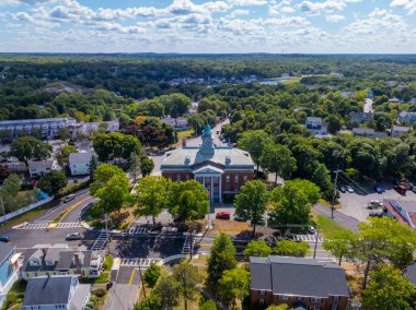 Hull, Massachusetts MA 'nın tarihi şehir merkezinde Atlantik Bulvarı' ndaki Hull Town Hall hava görüntüsü.. 