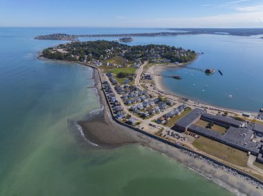 Hull Village 'ın Boston Limanı' ndaki Hingham Körfezi 'ndeki Telegraph Hill de dahil olmak üzere hava manzarası Hull, Massachusetts MA, ABD' nin bir parçasıdır.. 
