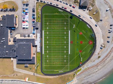 Boston Limanı 'ndaki Hingham Körfezi' ndeki Hull Lisesi futbol sahası da dahil olmak üzere Pemberton Point hava manzarası Hull, Massachusetts MA, ABD 'nin bir parçasıdır.. 