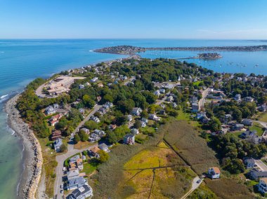 Hull Village 'ın Boston Limanı' ndaki Hingham Körfezi 'ndeki Telegraph Hill de dahil olmak üzere hava manzarası Hull, Massachusetts MA, ABD' nin bir parçasıdır.. 