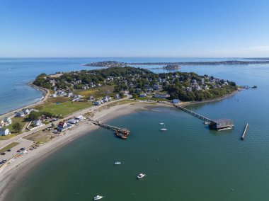 Hull Village 'ın Boston Limanı' ndaki Hingham Körfezi 'ndeki Telegraph Hill de dahil olmak üzere hava manzarası Hull, Massachusetts MA, ABD' nin bir parçasıdır.. 