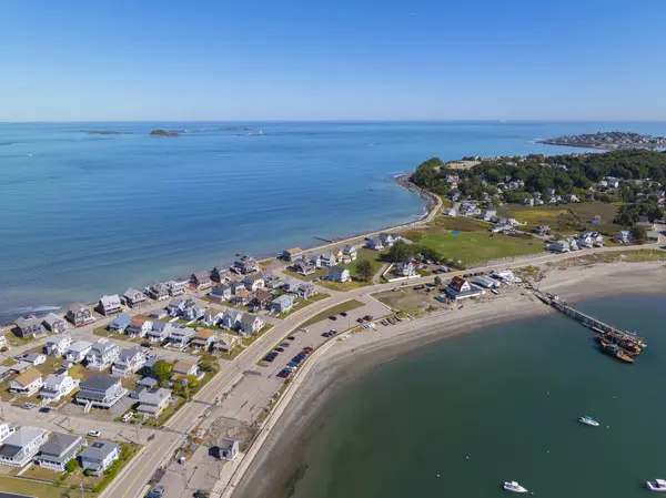 Hull Village 'ın Boston Limanı' ndaki Hingham Körfezi 'ndeki Telegraph Hill de dahil olmak üzere hava manzarası Hull, Massachusetts MA, ABD' nin bir parçasıdır.. 