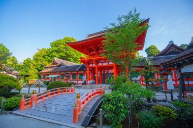 Kamigamo Jinja 'dan Romon ve Tamabashi Köprüsü. Bu türbe nam-ı diğer Kamo-wakeikazuchi Tapınağı tarihi şehir Kyoto, Japonya 'da bir Shinto Tapınağıdır. Bu tapınak, UNESCO 'nun Dünya Mirası Alanı Antik Kyoto Tarihi Anıtlarına ait.. 