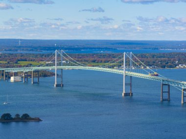 Newport Limanı, Narragansett Körfezi 'ndeki Newport Limanı' ndaki Claiborne Pell Newport Köprüsü hava görüntüsü, Newport ve Jamestown şehri arasında, Rhode Island RI, ABD. 
