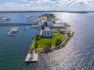 Keçi Adası 'nın havadan görünüşü, Keçi Adası Marina ve Narragansett Körfezi' ndeki Keçi Adası Deniz Feneri, Newport, Rhode Island RI, ABD. 