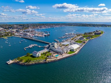 Keçi Adası 'nın havadan görünüşü, Keçi Adası Marina ve Narragansett Körfezi' ndeki Keçi Adası Deniz Feneri, Newport, Rhode Island RI, ABD. 