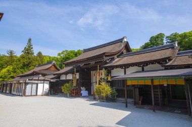 Aioi-no-yashiro Shimogamo Jinja Tapınağı. Bu türbe nam-ı diğer Kamo-mioya Tapınağı Japonya 'nın tarihi Kyoto kentindeki bir Shinto Tapınağı' dır. Bu tapınak, UNESCO 'nun Dünya Mirası Alanı Antik Kyoto Tarihi Anıtlarına ait.. 