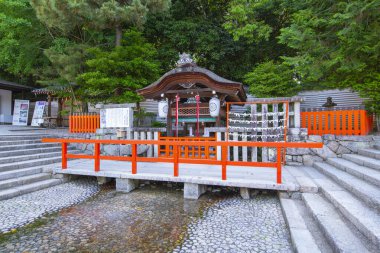 Shimogamo Jinja 'nın Inouesha Tapınağı. Bu türbe nam-ı diğer Kamo-mioya Tapınağı Japonya 'nın tarihi Kyoto kentindeki bir Shinto Tapınağı' dır. Bu tapınak, UNESCO 'nun Dünya Mirası Alanı Antik Kyoto Tarihi Anıtlarına ait.. 