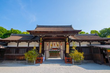 Shimogamo Jinja 'dan Kamomioya Jinja Shikyaku Chumon (Dört Ayaklı Merkez Kapı). Bu türbe nam-ı diğer Kamo-mioya Tapınağı Japonya 'nın tarihi Kyoto kentindeki bir Shinto Tapınağı' dır. Bu tapınak Antik Kyoto Tarihi Anıtlarına ait, bir Dünya Mirası Alanı.. 