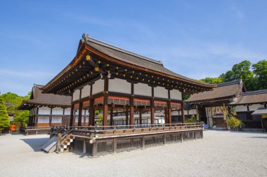 Shimogamo Jinja 'dan Maidono (Sahne). Bu türbe nam-ı diğer Kamo-mioya Tapınağı Japonya 'nın tarihi Kyoto kentindeki bir Shinto Tapınağı' dır. Bu tapınak, UNESCO 'nun Dünya Mirası Alanı Antik Kyoto Tarihi Anıtlarına ait.. 