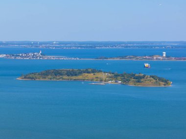 Arka planda Winthrop kasabası olan Spectacle Adası hava görüntüsü, Quincy Bay, Boston, Massachusetts MA, ABD 'den izleniyor. Ada Boston Harbor Adaları Ulusal Dinlenme Alanına aittir.. 