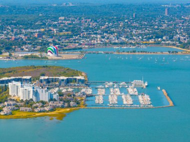 Boston modern şehir silueti ile Marina Körfezi hava manzarası Quincy Bay şehrinin arka planında, Massachusetts MA, ABD. 