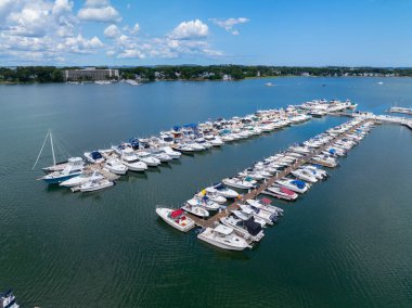 Town River Yat Kulübü ve Yüzbaşı Cove Marina 'nın Quincy, Massachusetts MA, ABD' deki Town River Körfezi 'ndeki hava manzarası.. 