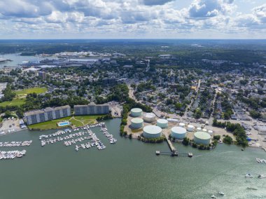 Town River Yat Kulübü ve Yüzbaşı Cove Marina 'nın Quincy, Massachusetts MA, ABD' deki Town River Körfezi 'ndeki hava manzarası.. 