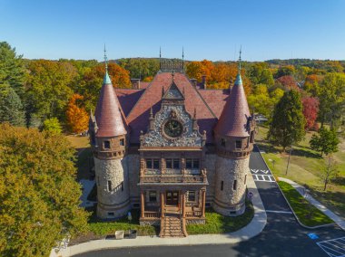 Wellesley, Massachusetts MA, ABD 'nin tarihi şehir merkezinde, 525 Washington Caddesi' nde sonbaharda belediye binasının hava manzarası..