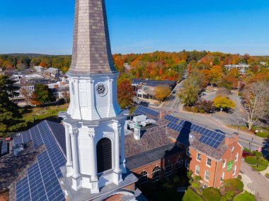 Wellesley Cemaati hava görüntüsü sonbaharda Wellesley, Massachusetts MA, ABD 'nin tarihi şehir merkezinde 2 Central Caddesi' nde yeşillik ile kaplı..