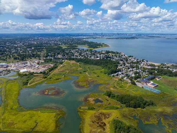Вид с воздуха на болото и залив Таун-Ривер на фоне современного городского пейзажа Бостона, вид из города Куинси, штат Массачусетс, США. 