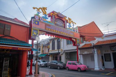 Melaka, Malezya 'nın tarihi şehir merkezinde Jalan Hang Jebat Caddesi' ndeki Çin Mahallesi kapısı. Malacca Boğazı 'nın tarihi şehirleri UNESCO' nun Dünya Mirası Alanıdır.. 