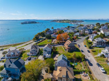 Boston Limanı 'nın Hingham Körfezi' ndeki Allerton köyünde bulunan tarihi rıhtım evi havacılık manzarası Hull, Massachusetts MA, ABD 'nin bir parçasıdır.. 