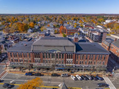 ABD 'nin Massachusetts MA, Massachusetts' in tarihi şehir merkezi olan Natick 'in ana caddesinde sonbaharda havadan görülen tarihi bina..  