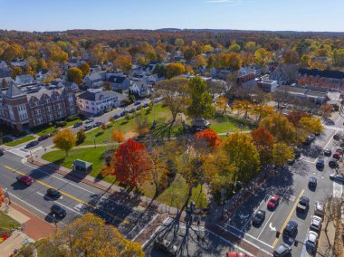 ABD 'nin Massachusetts MA, Massachusetts' in tarihi şehir merkezinde sonbaharda yeşillikle birlikte kasaba ortak hava manzarası.