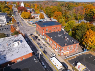 Uxbridge, Massachusetts MA, ABD 'nin tarihi şehir merkezinde sonbahar yeşilliği ile ana cadde manzarası. 