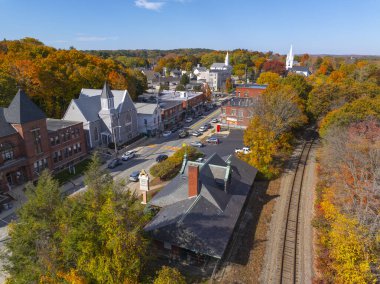 Uxbridge istasyon hava manzarası sonbaharda Uxbridge, Massachusetts MA, ABD 'nin tarihi şehir merkezinde 20 S Main Caddesi' nde sonbahar yeşilliği ile kaplandı.. 