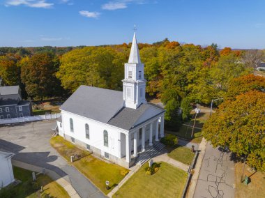 Sonbaharda Uxbridge, Massachusetts MA, ABD 'nin tarihi şehir merkezinde sonbahar yeşillik kasabasıyla ilk Cemaat hava manzarası. 