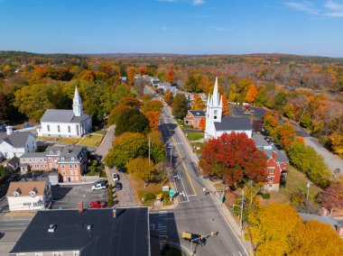 Uxbridge, Massachusetts MA, ABD 'nin tarihi şehir merkezinde sonbaharda yapılan ilkbahar yeşillikleriyle birlikte, kentin ortak hava manzarası ve Birinci Cemaat Kilisesi de dahil olmak üzere.. 