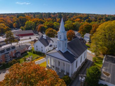 Sonbaharda Uxbridge, Massachusetts MA, ABD 'nin tarihi şehir merkezinde sonbahar yeşillik kasabasıyla ilk Cemaat hava manzarası. 