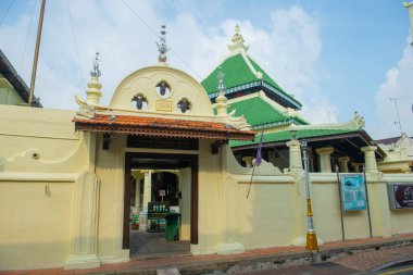 Melaka, Malezya 'nın merkezindeki Jalan Tukang Emas Caddesi' ndeki Kampung Kling Camii (Mescidi Kampung Kling). Malacca Boğazı 'nın tarihi şehirleri UNESCO' nun Dünya Mirası Alanıdır..