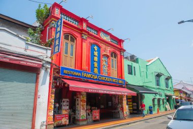 Melaka, Malezya 'nın tarihi şehir merkezinde Jalan Hang Jebat Caddesi' ndeki Famosa Chicken Rice Ball restoranı. Malacca Boğazı 'nın tarihi şehirleri UNESCO' nun Dünya Mirası Alanıdır.. 