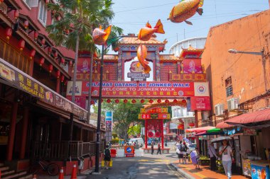 Melaka, Malezya 'nın tarihi şehir merkezinde Jalan Hang Jebat Caddesi' ndeki Çin Mahallesi kapısı. Malacca Boğazı 'nın tarihi şehirleri UNESCO' nun Dünya Mirası Alanıdır.. 