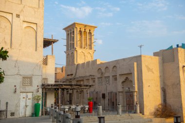 Dubai 'deki Dubai Eski Köyü' nde Al Fahidi Tarihi Mahallesi 'nde (Al Bastakiya) tarihi İslami stil binası, Birleşik Arap Emirlikleri BAE. 